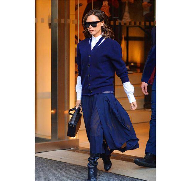 真正会穿衣的女人会爱上深蓝色这些搭配示范美得很高级