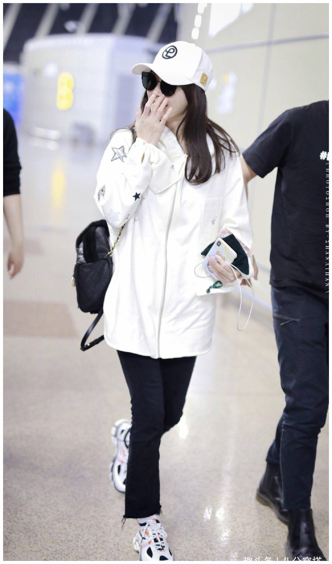 原创秦岚颜值高真任性基础款白色卫衣搭配牛仔裤意外穿出高级感