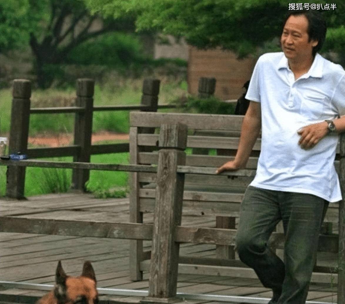 原创刘亦菲干爹陈金飞实在太不禁扒身价百亿却捧不红新女友