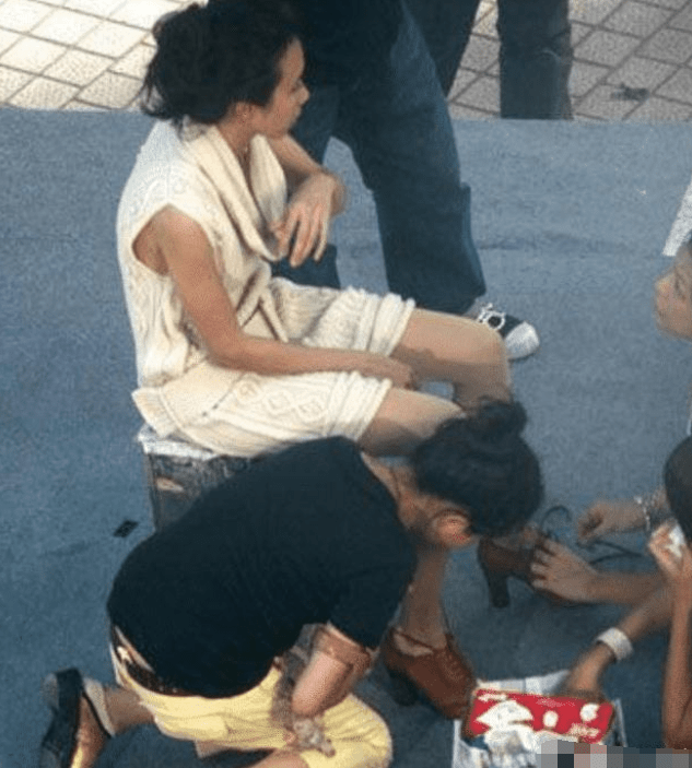 原创李小璐现身酒吧被批穿着清凉露出大白腿俩助理蹲地上为其穿鞋