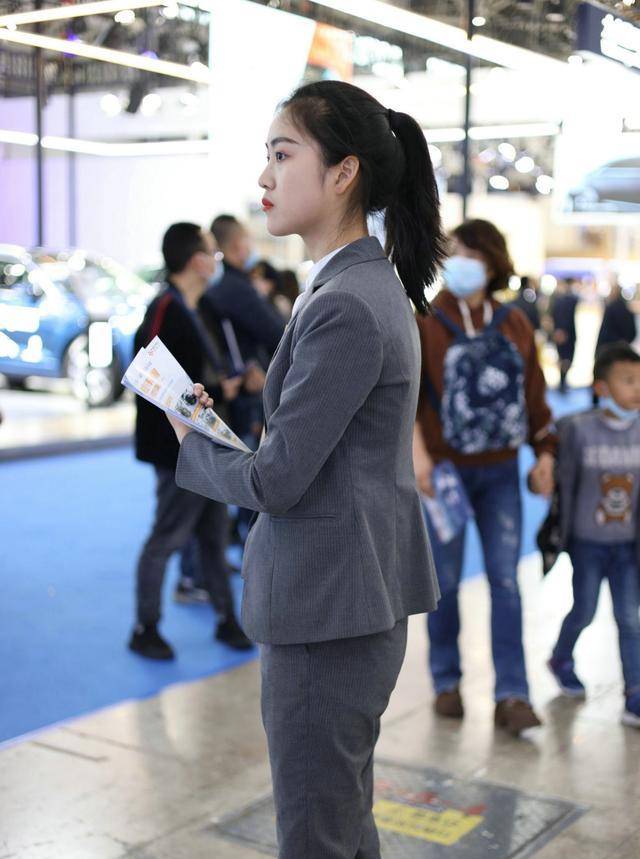车展上的制服小姐姐,穿职业装好有气质,容貌清秀美丽动人_搜狐汽车