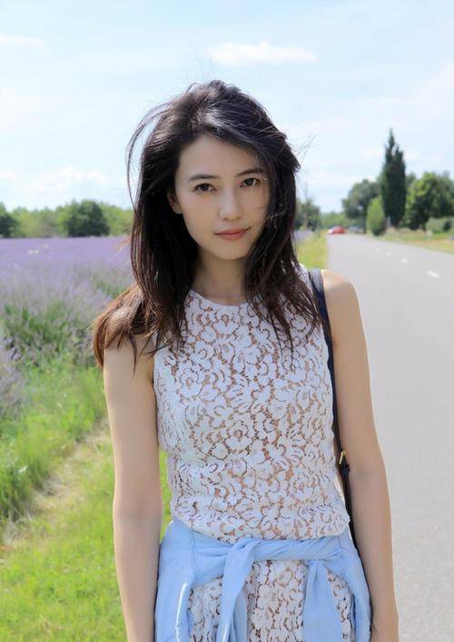 41岁高圆圆近照被曝粉色裙子搭配丸子头甜蜜笑容超逆龄