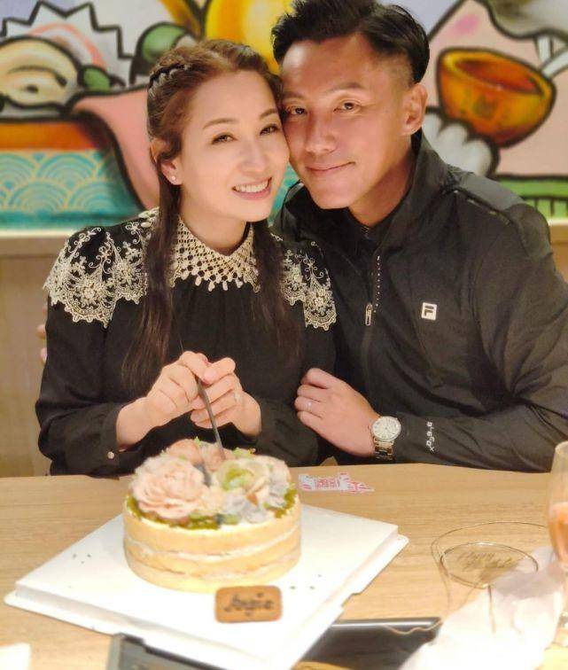 tvb男艺人张盈康和家人在妻子生日时主动亲吻玛丽亚的脸颊_麦亚芝