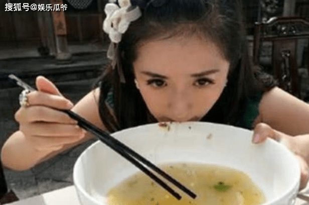 女明星吃相杨幂显霸气赵丽颖直接啃杨颖遭嘲讽