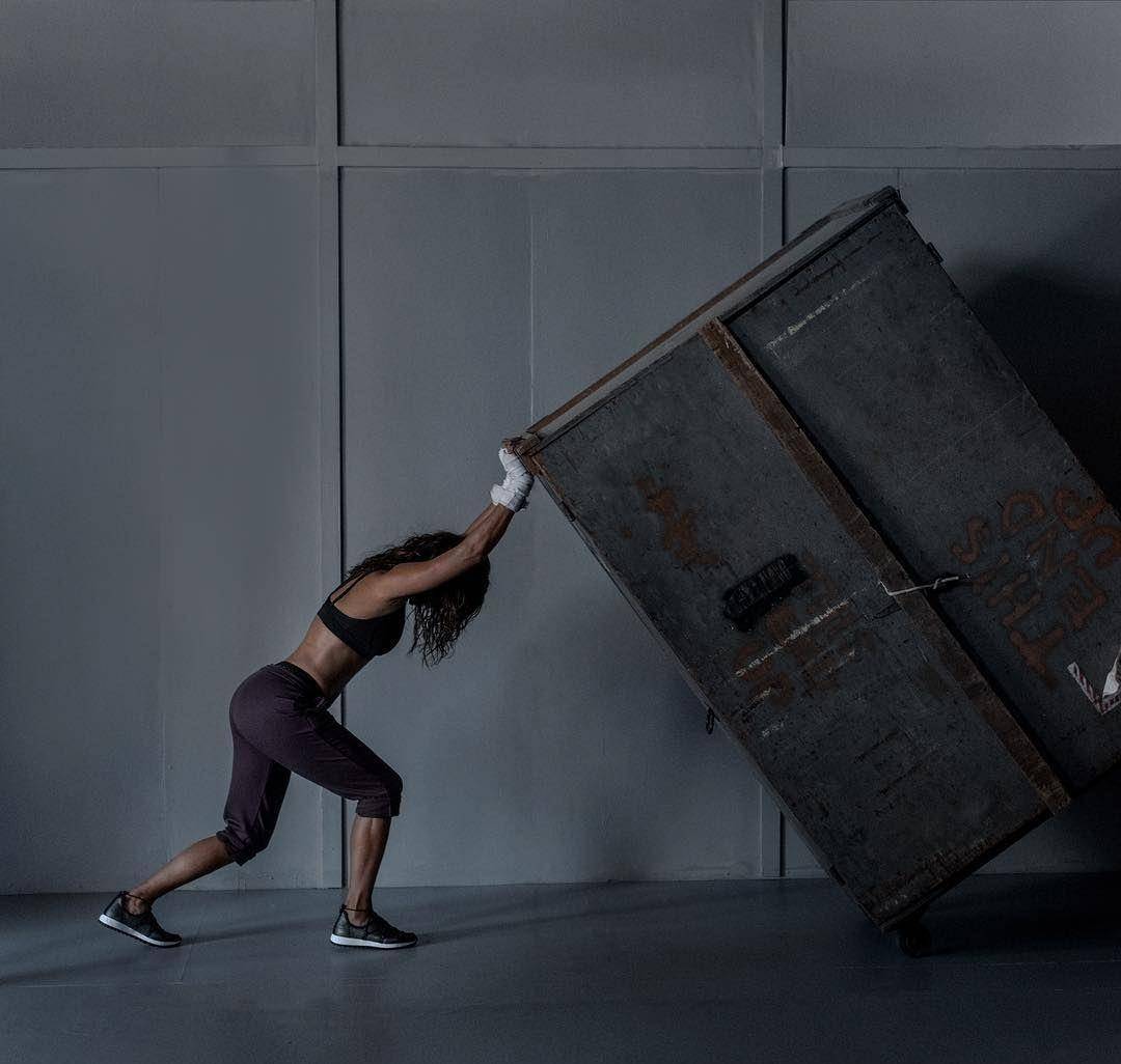 推重物哈莉每周会进行身体训练4-5次,包括力量训练,有氧运动,拳击