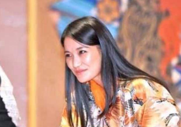 原创             29岁不丹王后闪耀晚宴！穿民族服装别具一格，获天皇绅士弯腰礼