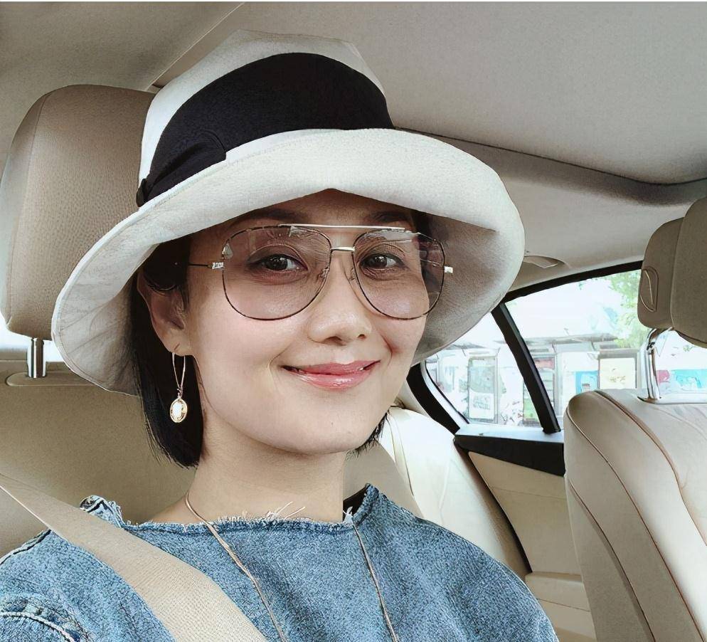 她被称"妈妈专业户",女儿是奥运冠军从不张扬,52岁气质十足_李颖_金