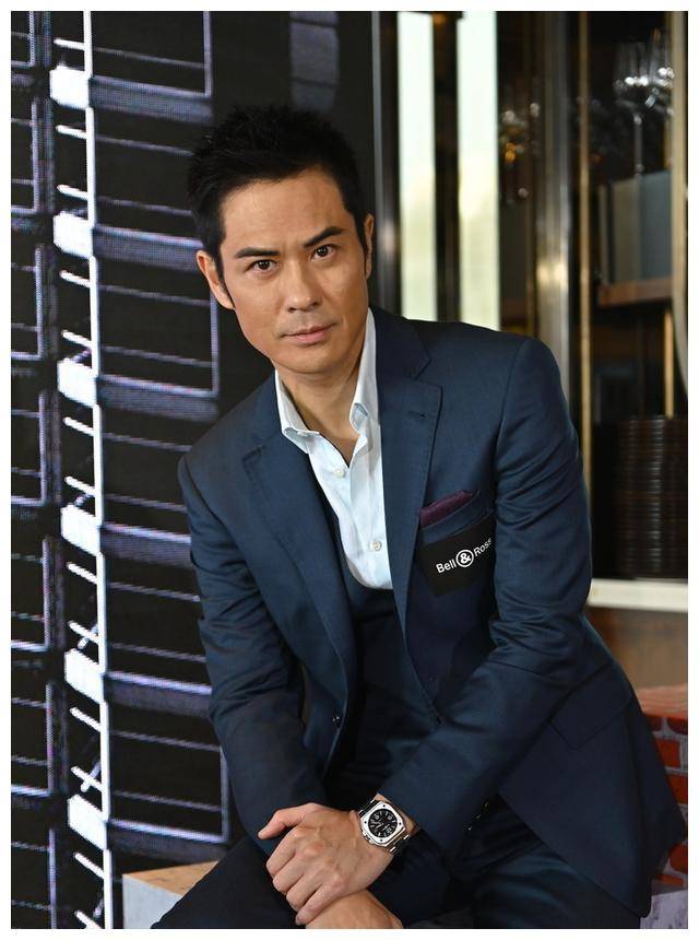 原创50岁郑嘉颖为品牌代言西装穿出硬朗型男气质眼角有纹也这么帅