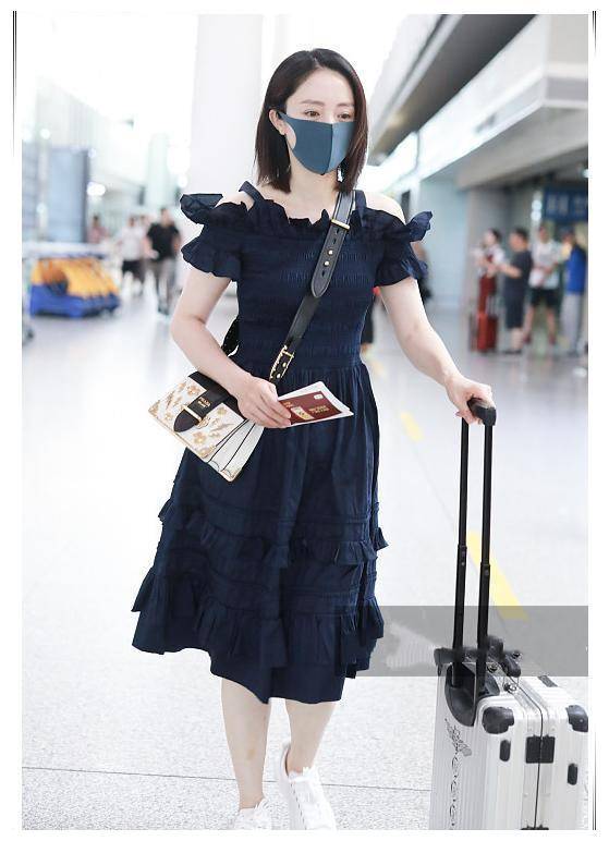 机场穿露肩黑裙搭小白鞋,39岁美回19岁_裙子_设计_黑色