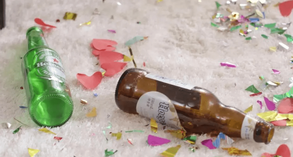 原创啤酒瓶砸头很容易碎别被电影道具给骗了头破了啤酒瓶都没碎