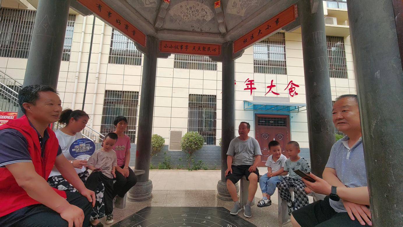小小议事亭点点聚民心宝鸡市凤翔区城关镇南环路社区党群议事亭议事聚