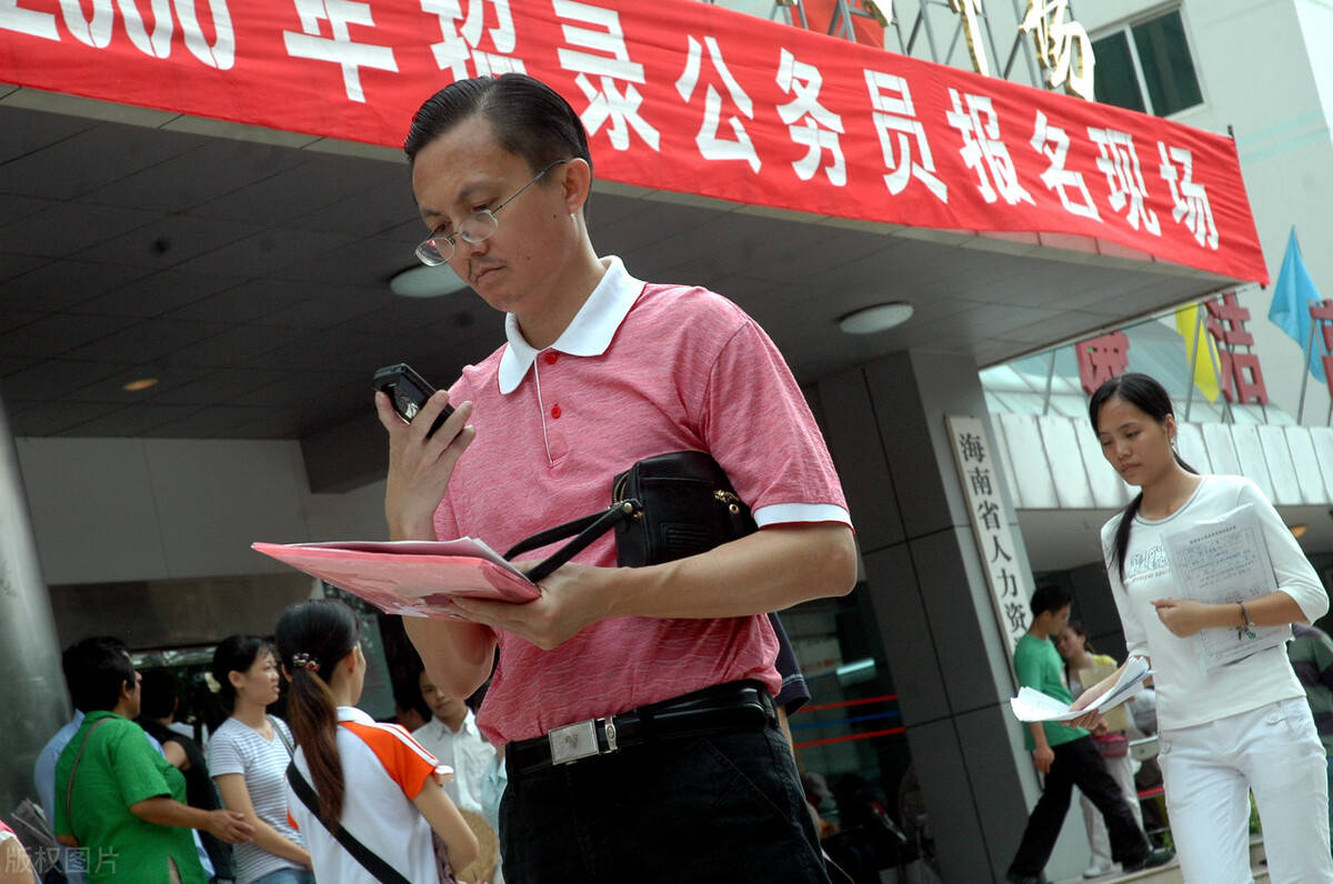 是一位小伙在基层工作五年的公务员,在大家看起是很体面,稳定的工作