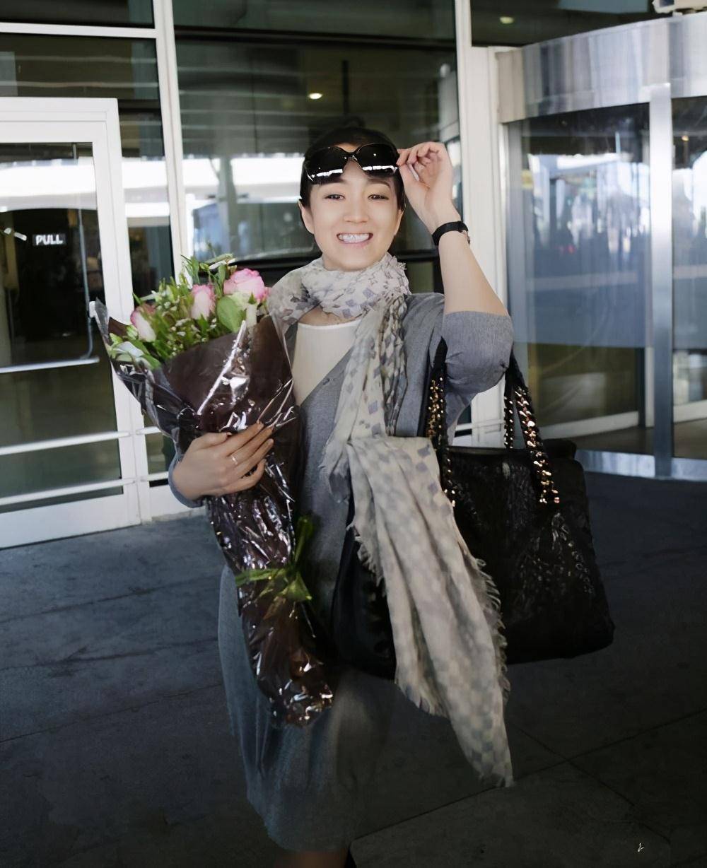 巩俐还是化淡妆更好看,妆容太浓了油腻反光,舞台下即使机场的街拍照都