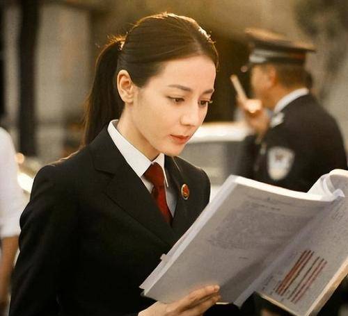 这个剧要塑造的是一个女检察官的正义形象,而不是美女.