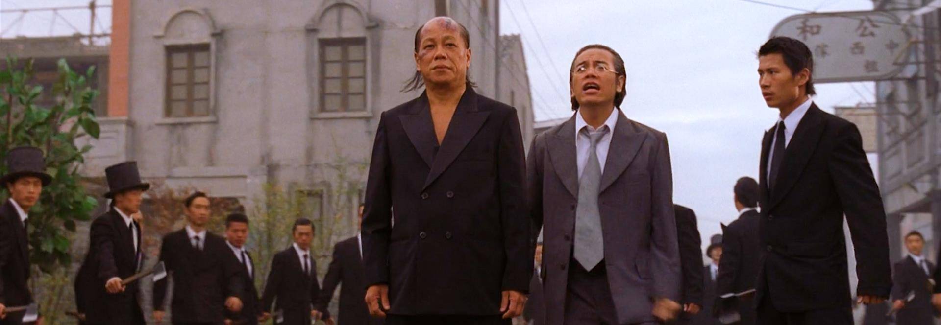 他已经换了身黑西装,身后还跟着斧头帮的师爷而另一边火云邪神,带人