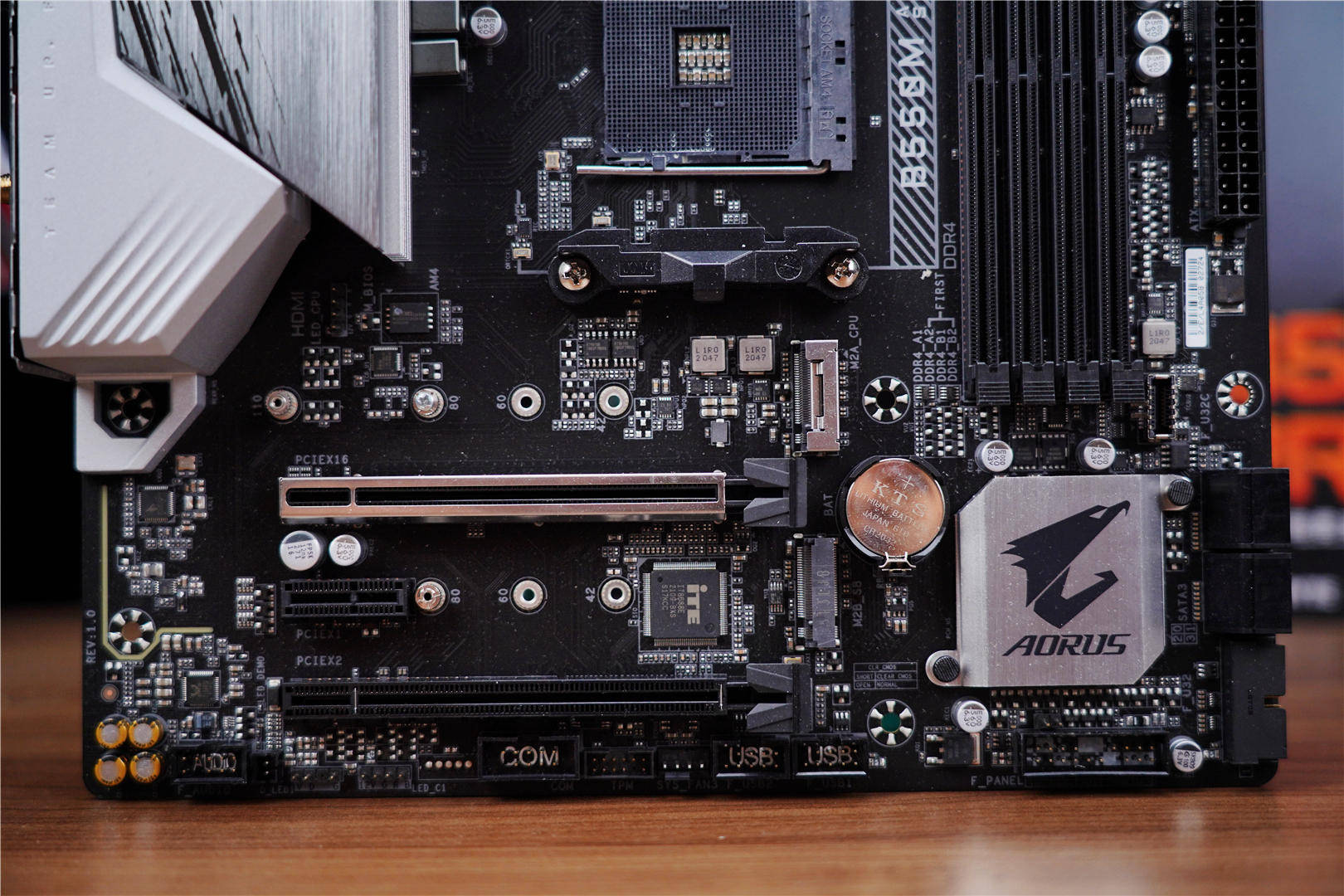 技嘉雪雕b550m aorus pro ax主板拥有pcie x16显卡插槽两条,第一条