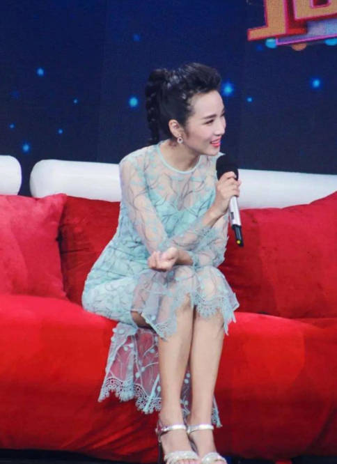 原创著名主持人管彤41岁嫁普通丈夫婚后生一子一家三口幸福甜蜜