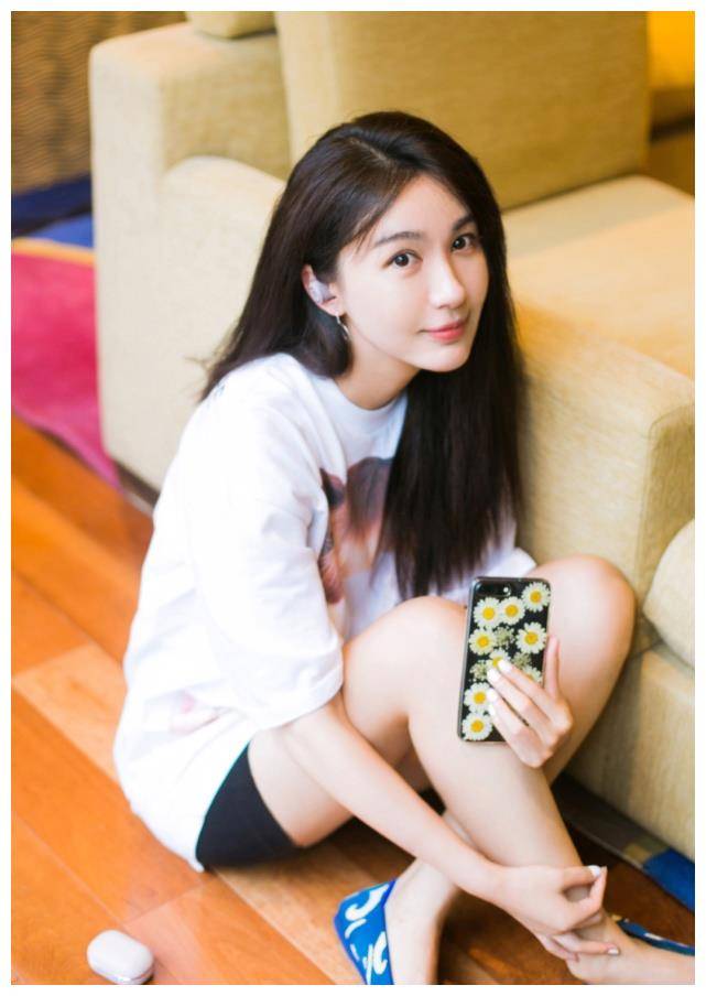 黄晓明的前任真绝,把碎花裙穿成了不认识的样子,嫩成少女_李菲儿_裙子