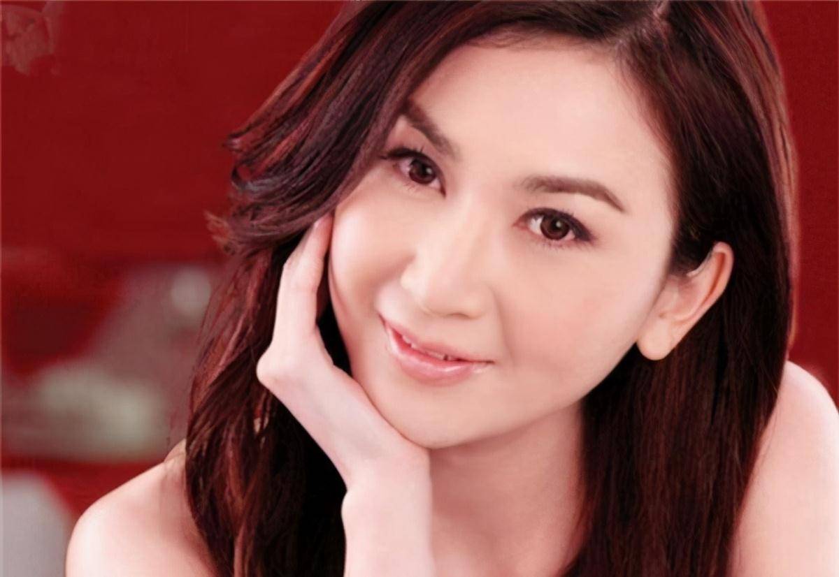 原创54岁温碧霞近照似少女修身短裙大秀身材再扮妲己毫无违和