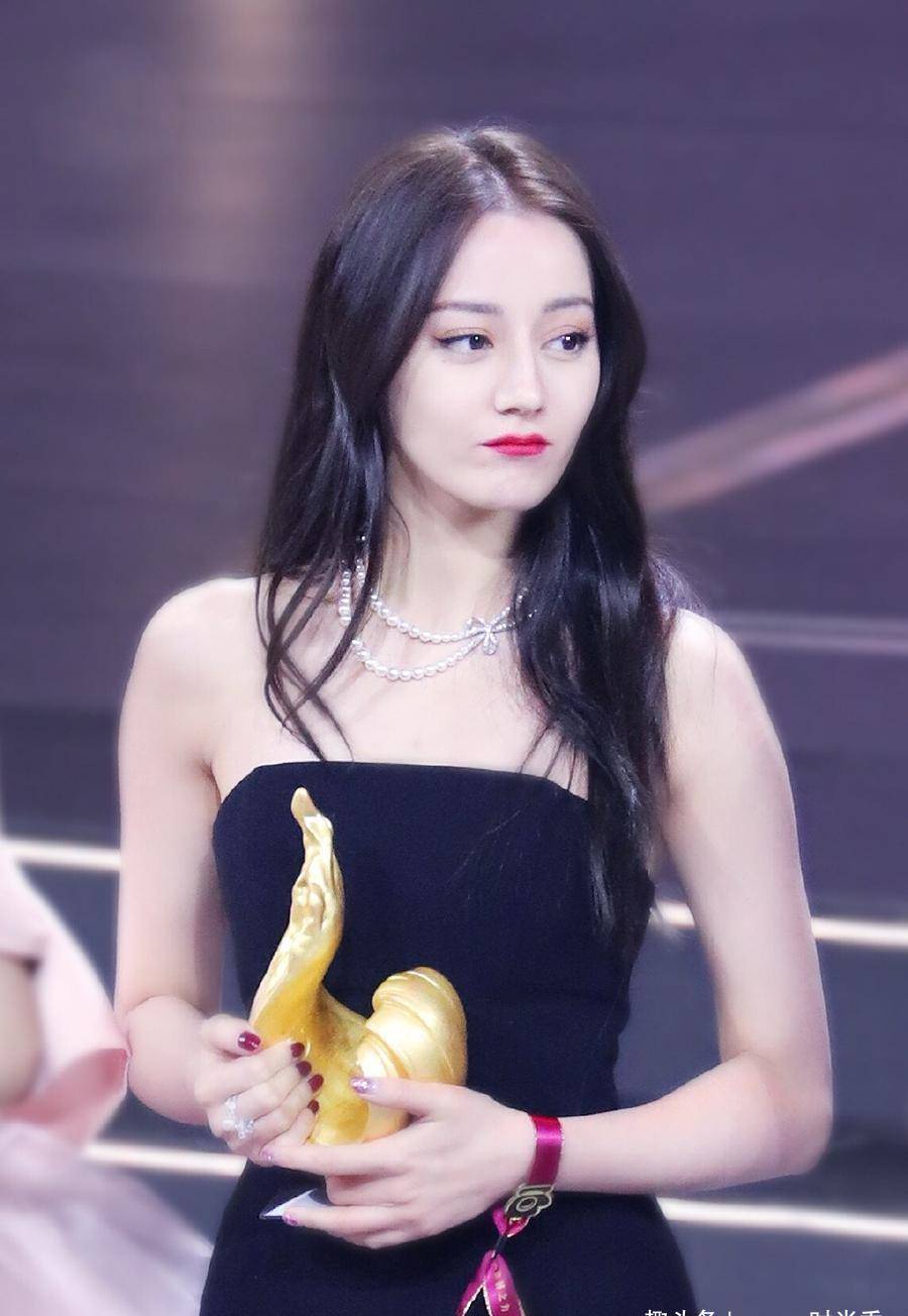 原创迪丽热巴微博之夜造型曝光生图镜头下胖不胖一目了然