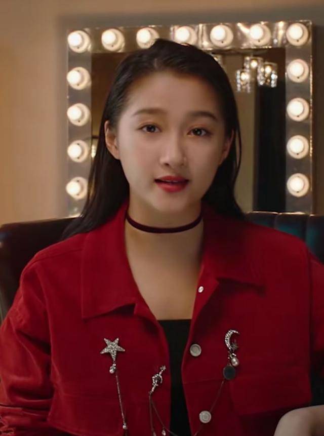 关晓彤策划造型显老,才23岁就有法令纹,网友:这是谢大脚_时尚_视频