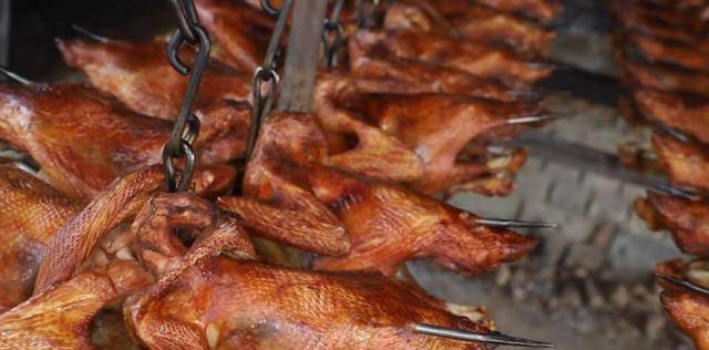 山东大叔用3个大土炉做美食,90年保持传统做法,一天要烤1400只_烤鸡