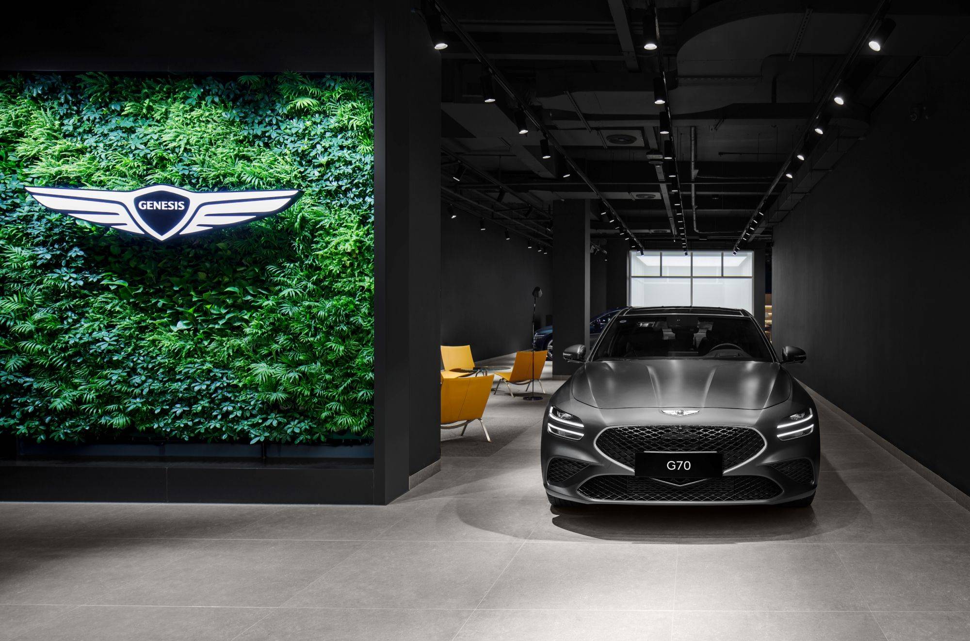 思廊(the genesis lounge)在橡木与铜饰面的相互辉映下,让消费者和