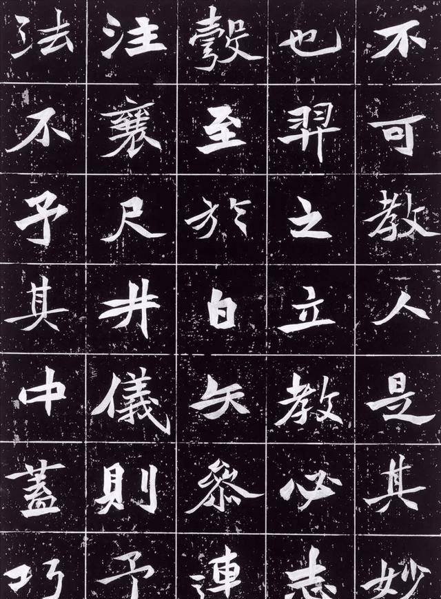 看到这样的魏碑,想必很多朋友不会相信这样的字迹竟然出自一位"女神"