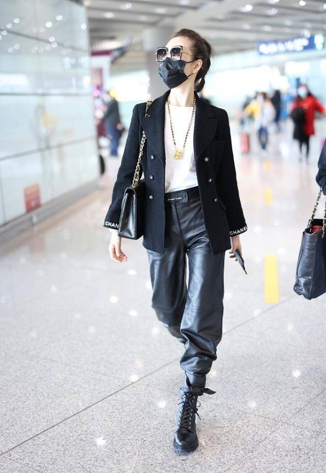 原创王鸥穿黑色套装好高调v领上衣开口到腰线有成熟女人味