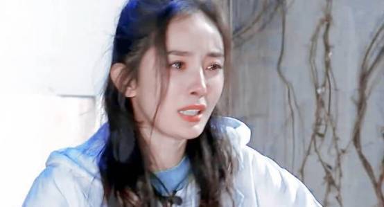 杨幂:陷"脚臭"风波,被导演怒扇耳光,如今身价50亿翻身成资本_小羊_只