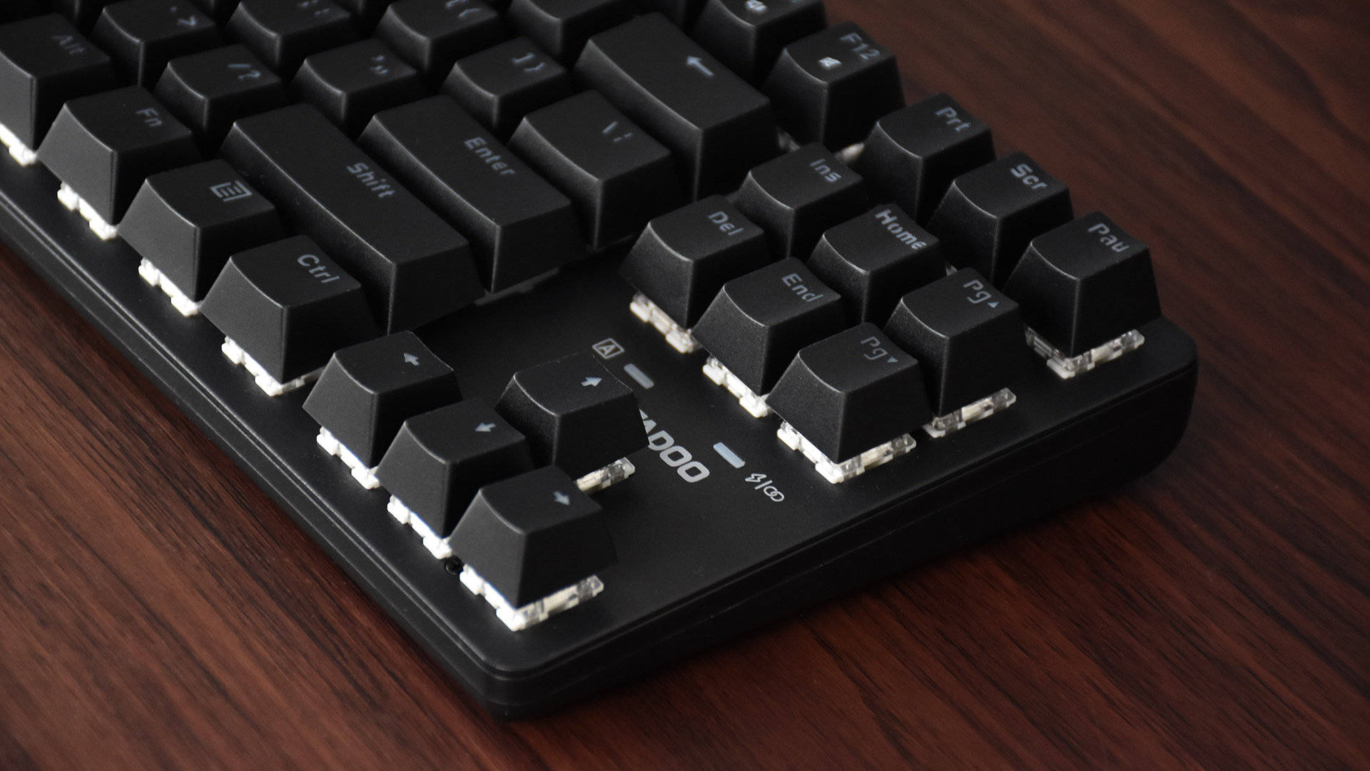 雷柏v500pro87键自研轴体加持绚丽灯效点缀