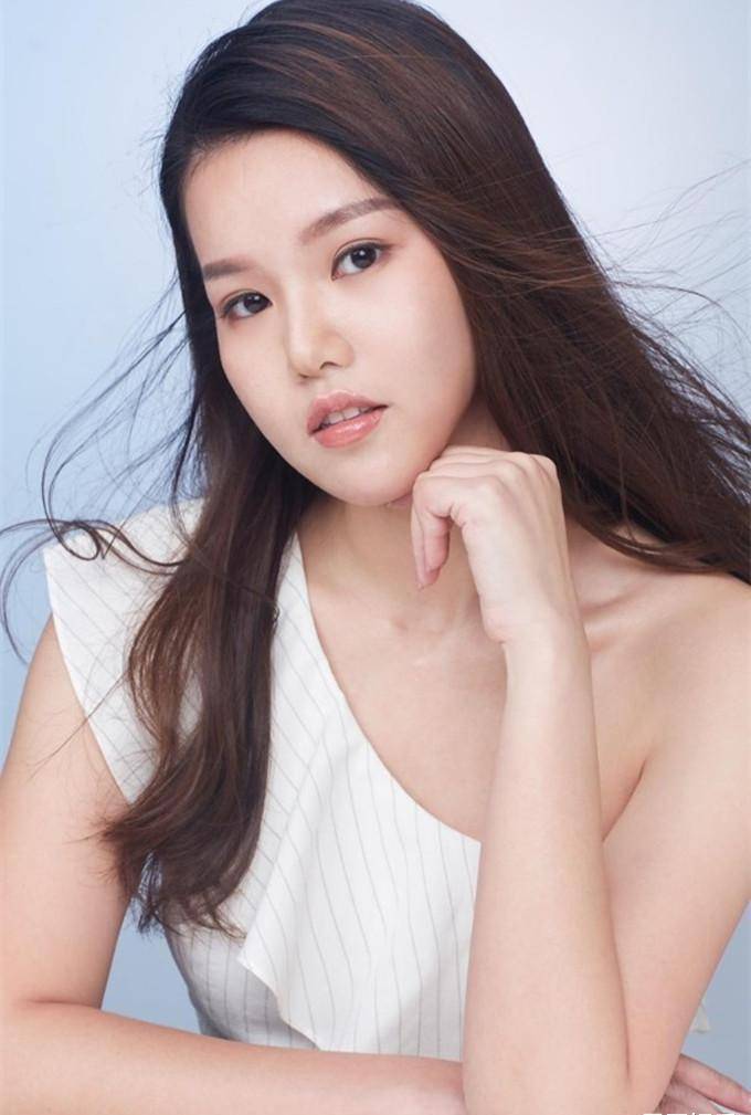 文雪儿还表示,女儿从小就很喜欢扮模特儿,经常穿着