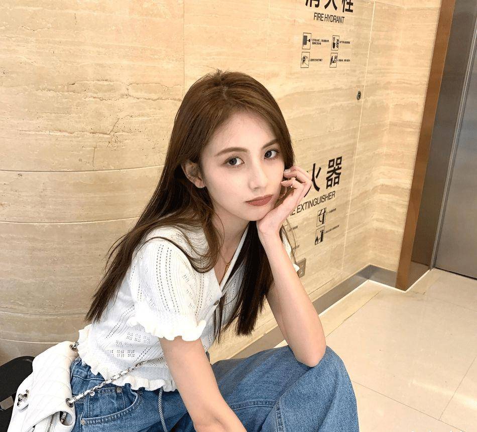 原创王思聪新女友私房照长相清纯甜美一如既往的网红脸