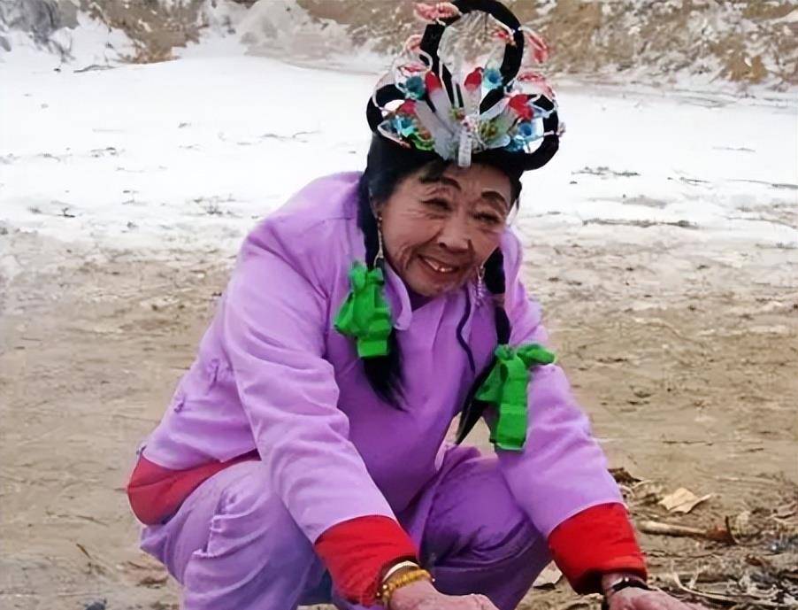 85岁的马玉琴与儿子进行了现场直播,她因容貌出众而被批评为外星人