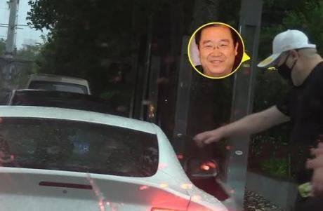 原创59岁英达近况曝光携爱子开百万豪车外出放松却对长子不闻不问