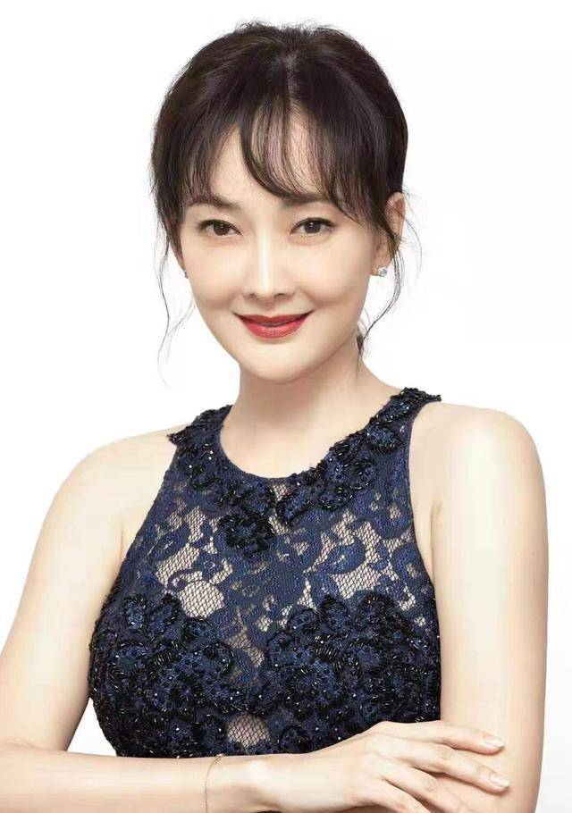 原创牛莉的女人味十足穿露肩包臀裙秀凹凸曲线时尚妩媚很是撩人