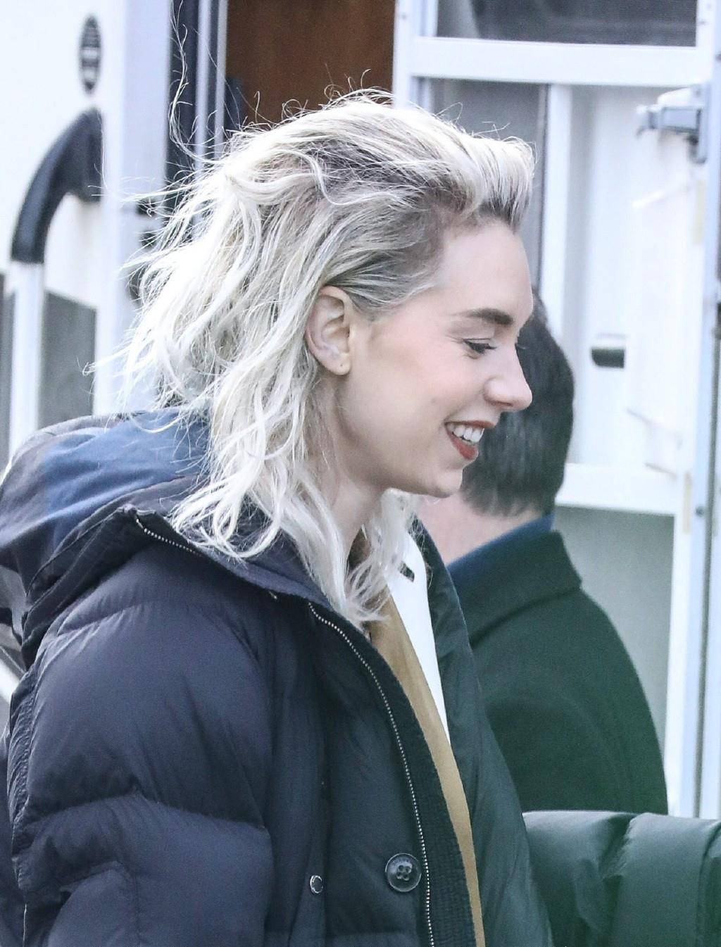 32岁白寡妇凡妮莎柯比出街照一头铂金色长发气质出众