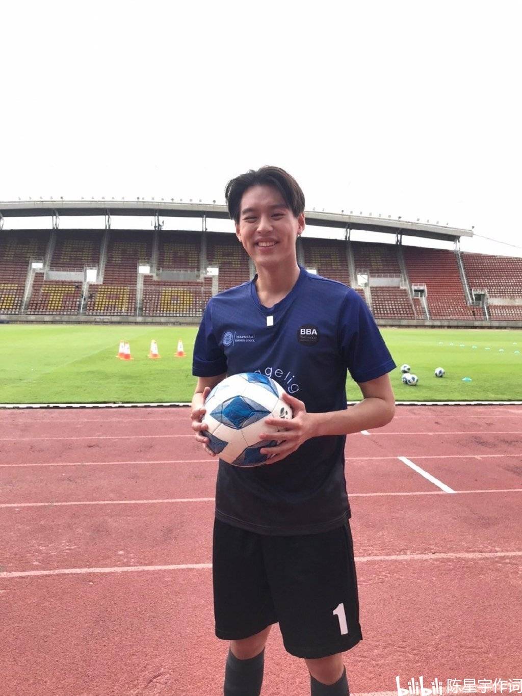 原创泰国偶像演员马群耀billkinputthipong登杂志一展