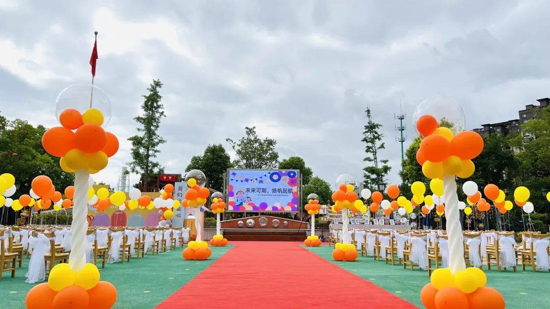 活动伊始,幼儿们在毕业签名墙上写下自己的名字,留下印记.