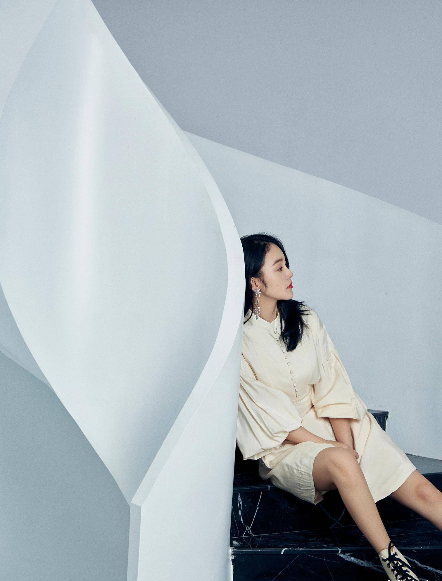 原创张佳宁裙子好短配靴子大秀细长直美腿坐下来都要用包包挡了