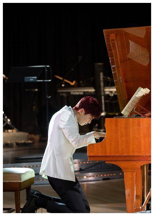 看到这样的白敬亭,我感慨万千,这到底是什么钢琴王子?