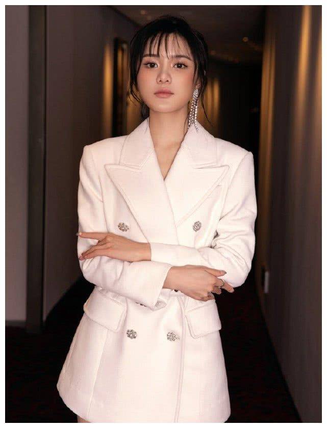 她是长安第一千金王韫秀戏外穿西装裙温柔又霸气个性十足
