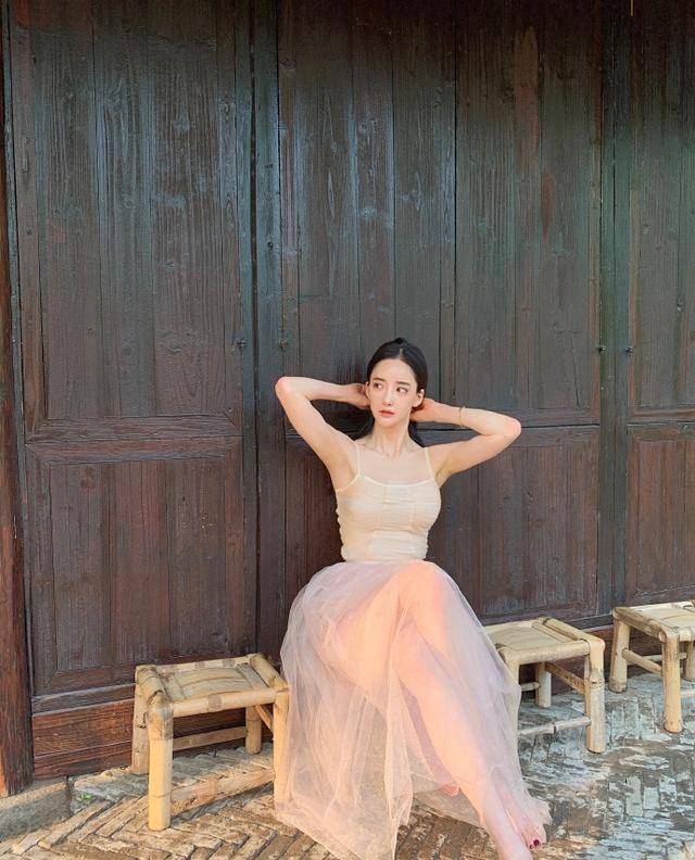 网红一姐潘南奎终于正常了,穿纱裙秀出凹凸身材,脸蛋也完美!