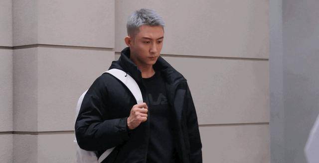 原创黄景瑜银发小老头造型好吸睛暗黑打扮酷炫不已与从前反差大