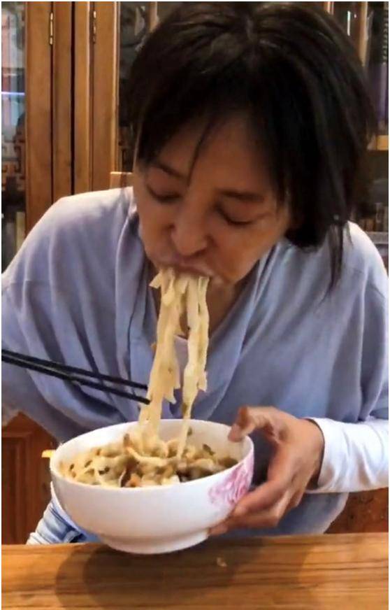 原创李勤勤生活曝光埋头吃面不顾形象头发凌乱一脸惺忪被嘲笑