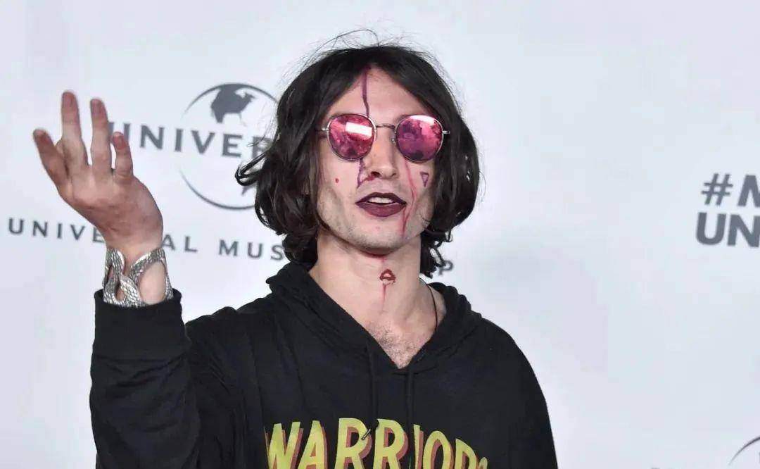 原创闪电侠疯魔了多次砸伤路人被捕甚至诱拐洗脑控制小朋友