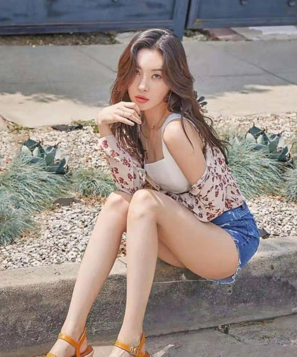 原创李宣美果然是国外第一腿精穿碎花裙身材火辣双腿笔直好吸睛