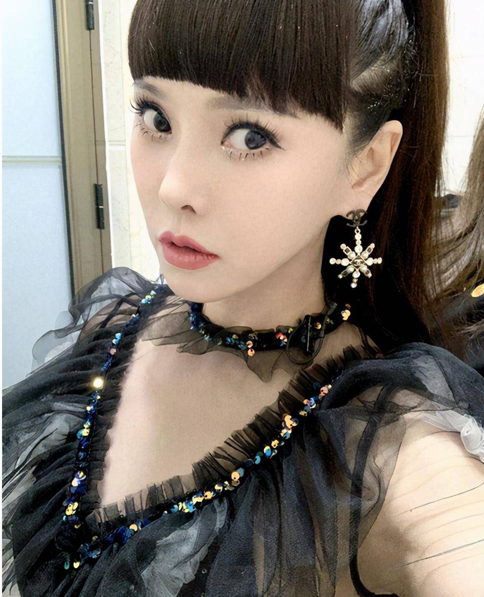 原创50岁李绮红被机场偶遇网友昔日最美郭襄怎么成这样了