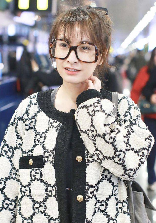 原创吴昕3万2的外套穿得超级接地气配空气刘海和发带可爱极了