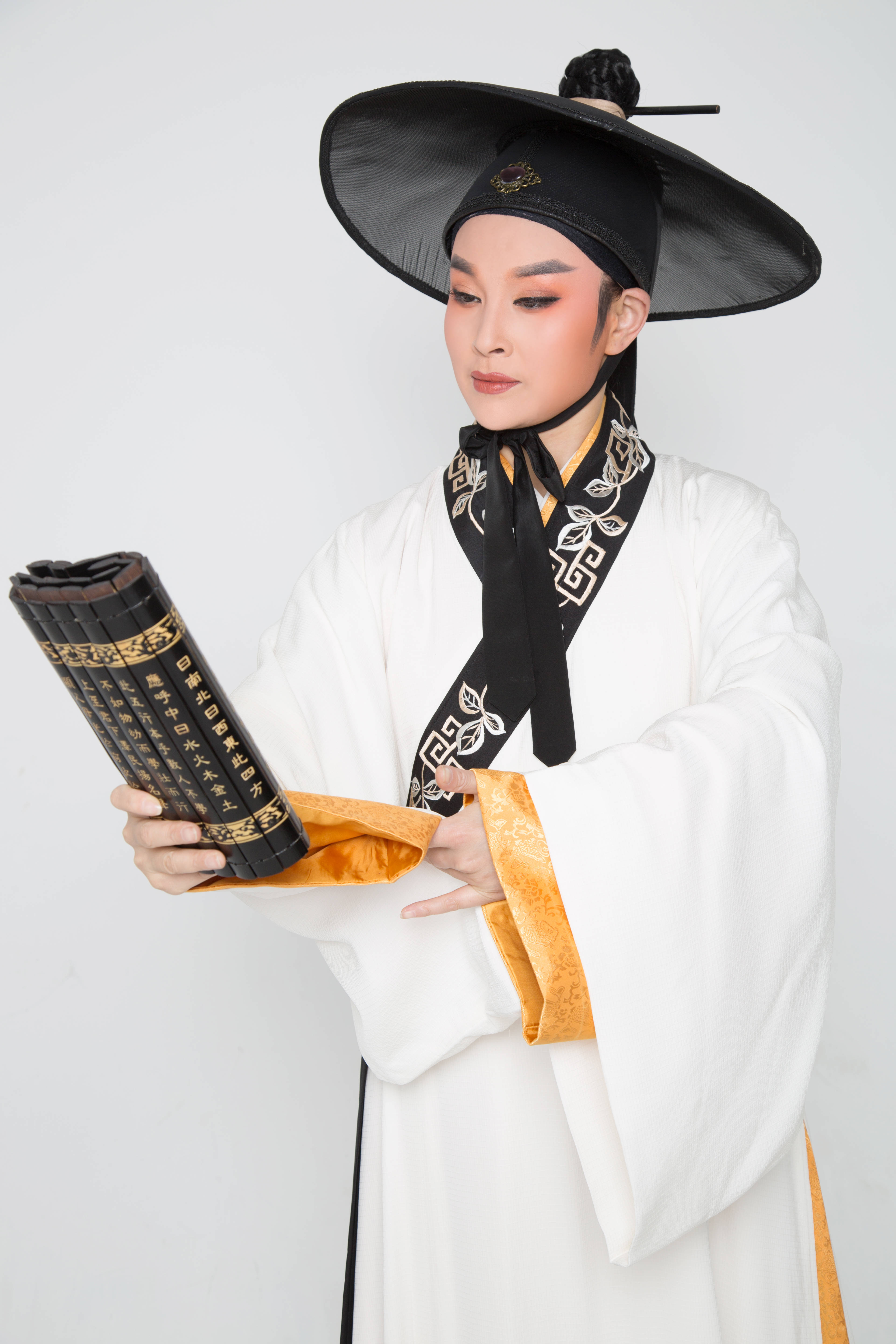 剧照欣赏:邮册设计稿欣赏:杨魏文,国家一级演员,宁波市小百花剧团当家